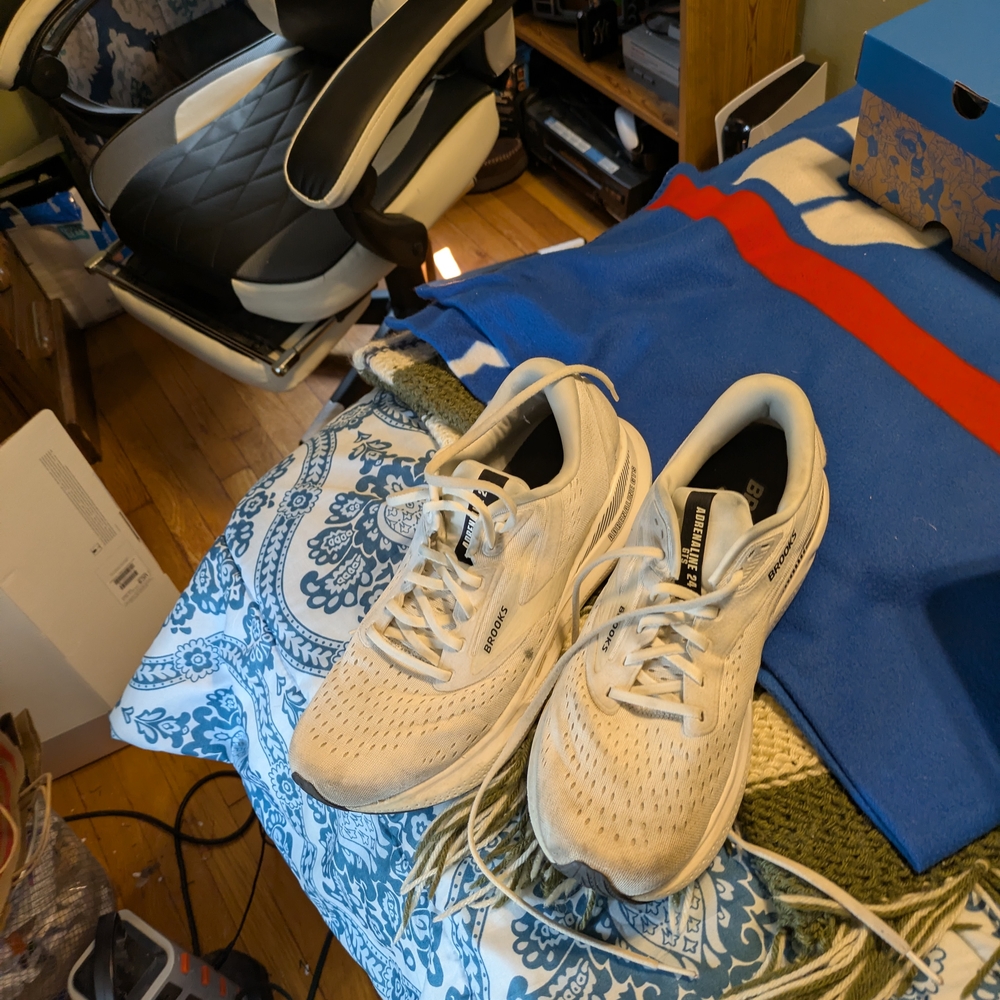 Brooks White Athletic Shoes Lace-Up Design